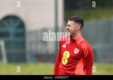 Cardiff, Royaume-Uni. 20 mars 2024. Aaron Ramsey du pays de Galles rit alors qu'il semble heureux d'être de retour à l'entraînement de l'équipe de football du pays de Galles à Hensol, Vale of Glamorgan dans le sud du pays de Galles le mercredi 20 mars 2024. L'équipe s'entraîne avant le match de qualification de l'UEFA Euro 2024 contre la Finlande demain. photo par crédit : Andrew Orchard Sports Photography/Alamy Live News Banque D'Images