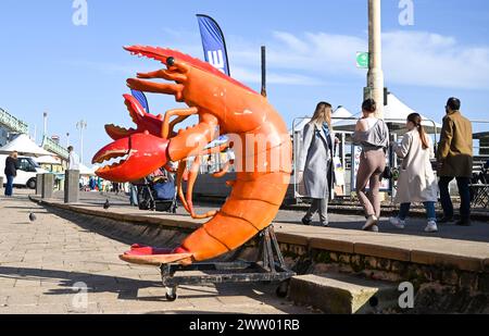 Brighton UK 20 mars 2024 - les visiteurs profitent d'une chaude journée ensoleillée sur le front de mer et la plage de Brighton, car les températures devraient atteindre 17 degrés dans certaines parties du Sud-est aujourd'hui : Credit Simon Dack / Alamy Live News Banque D'Images