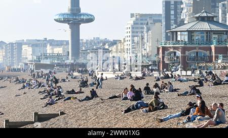 Brighton UK 20 mars 2024 - les visiteurs profitent d'une chaude journée ensoleillée sur le front de mer et la plage de Brighton, car les températures devraient atteindre 17 degrés dans certaines parties du Sud-est aujourd'hui : Credit Simon Dack / Alamy Live News Banque D'Images