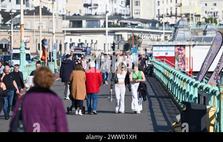 Brighton UK 20 mars 2024 - les visiteurs profitent d'une chaude journée ensoleillée sur le front de mer et la plage de Brighton, car les températures devraient atteindre 17 degrés dans certaines parties du Sud-est aujourd'hui : Credit Simon Dack / Alamy Live News Banque D'Images