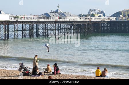 Brighton UK 20 mars 2024 - les visiteurs profitent d'une chaude journée ensoleillée sur le front de mer et la plage de Brighton, car les températures devraient atteindre 17 degrés dans certaines parties du Sud-est aujourd'hui : Credit Simon Dack / Alamy Live News Banque D'Images