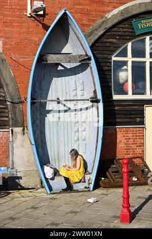 Brighton UK 20 mars 2024 - les visiteurs profitent d'une chaude journée ensoleillée sur le front de mer et la plage de Brighton, car les températures devraient atteindre 17 degrés dans certaines parties du Sud-est aujourd'hui : Credit Simon Dack / Alamy Live News Banque D'Images