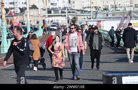 Brighton UK 20 mars 2024 - les visiteurs profitent d'une chaude journée ensoleillée sur le front de mer et la plage de Brighton, car les températures devraient atteindre 17 degrés dans certaines parties du Sud-est aujourd'hui : Credit Simon Dack / Alamy Live News Banque D'Images