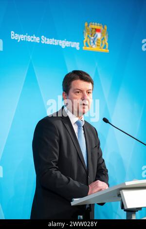 Munich, Bavière, Allemagne - 20 mars 2024 : le secrétaire d'État à l'intérieur Sandro Kirchner prononce un discours sur la carte de paiement bavaroise pour les réfugiés et les demandeurs d'asile lors de la conférence de presse du 20 mars, 2024 in Munich *** Innenstaatssekretär Sandro Kirchner hält eine Rede zur bayerische Bezahlkarte für Flüchtlinge und Asylsuchende während der Pressekonferenz am 20 März 2024 in München Banque D'Images