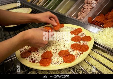 05/01/11 File photo ..Domino's Pizza UK et Ireland Plc, la plus grande société de livraison de pizza du Royaume-Uni, a déclaré que les ventes ont augmenté de près de 18 pour cent dans son fisca Banque D'Images