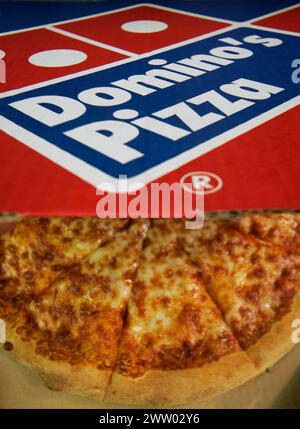 05/01/11 File photo ..Domino's Pizza UK et Ireland Plc, la plus grande société de livraison de pizza du Royaume-Uni, a déclaré que les ventes ont augmenté de près de 18 pour cent dans son fisca Banque D'Images