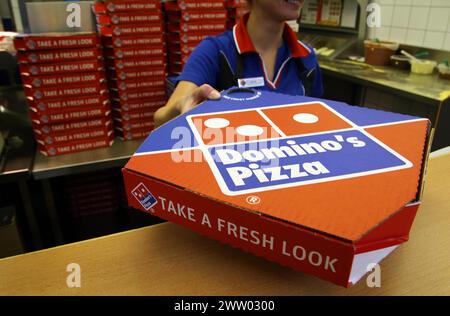 05/01/11 File photo ..Domino's Pizza UK et Ireland Plc, la plus grande société de livraison de pizza du Royaume-Uni, a déclaré que les ventes ont augmenté de près de 18 pour cent dans son fisca Banque D'Images