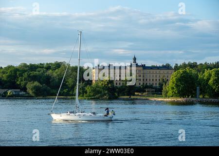 École de Manilla sur l'île de Djurgarden, archipel de Stockholm Suède. Institution pour aveugle, sourd, étudiant muet. Le bateau navigue dans l'eau de mer. Banque D'Images