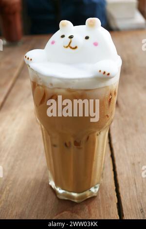 Verre de café glacé avec délicieux mignon Polar Bear 3D Latte Art Banque D'Images