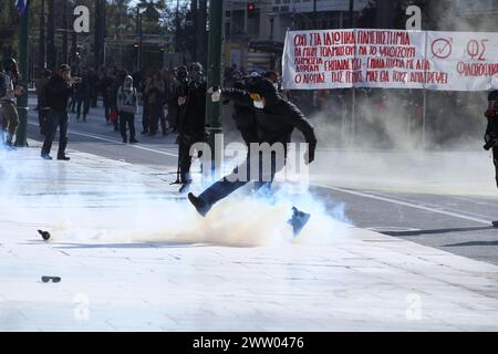 Les étudiants de Univercity affrontent la police en dehors du Parlement grec. Des milliers de manifestants se sont rassemblés dans le centre d'Athènes pour s'opposer aux projets du gouvernement d'introduire des universités privées, après des semaines de manifestations, y compris des dizaines d'occupations de bâtiments universitaires par des étudiants. Les législateurs devaient voter sur la mesure plus tard vendredi, le projet de loi devant être adopté. Banque D'Images