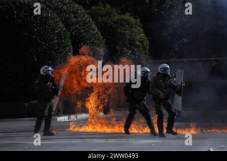 Les étudiants de Univercity affrontent la police en dehors du Parlement grec. Des milliers de manifestants se sont rassemblés dans le centre d'Athènes pour s'opposer aux projets du gouvernement d'introduire des universités privées, après des semaines de manifestations, y compris des dizaines d'occupations de bâtiments universitaires par des étudiants. Les législateurs devaient voter sur la mesure plus tard vendredi, le projet de loi devant être adopté. Banque D'Images