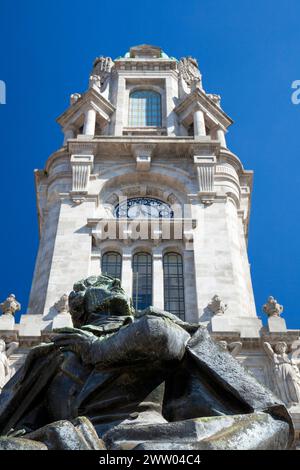 Portugal, Porto, bâtiment de la Câmara Municipal (Hôtel de ville) de Porto avec détail du clocher et de la statue du poète Almeida Garrett Banque D'Images