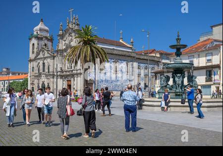 Portugal, Porto, Praça de Gomes Teixeira avec l'église catholique notre-Dame de Carmo (Igreja do Carmo) au-delà Banque D'Images