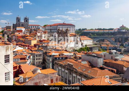 Portugal, Porto, vue sur le quartier de Ribeira depuis le point pittoresque Miradouro da Vitória Banque D'Images