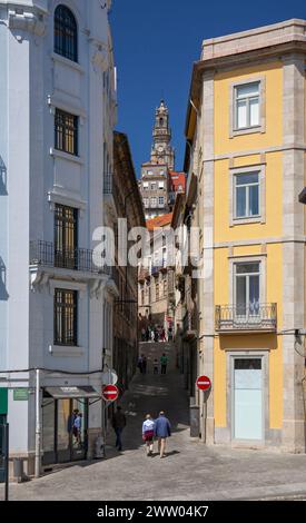 Portugal, Porto, Rua da Ponte Nova en regardant la colline vers la Tour et l'église Clérigos Banque D'Images