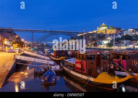 Portugal, Porto, région de Ribeira ; vue de nuit sur le fleuve Douro vers la Vila Nova de Gaia et le pont Luís I. Banque D'Images
