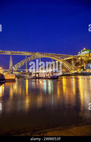 Portugal, Porto, région de Ribeira ; vue de nuit sur le fleuve Douro vers la Vila Nova de Gaia et le pont Luís I. Banque D'Images