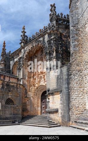 Portugal, Tomar, entrée ornée de l'église principale du couvent du Christ (Convento de Cristo) Banque D'Images