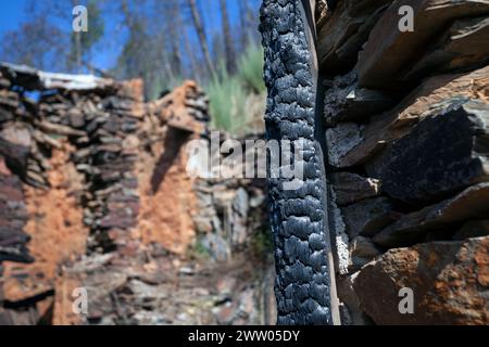 Portugal, District de Coimbra, près de Góis, Coiços, ruines de l'étable de chèvres (près de Colmeal) montrant la porte incendiée après les incendies dévastateurs de 2017 Banque D'Images