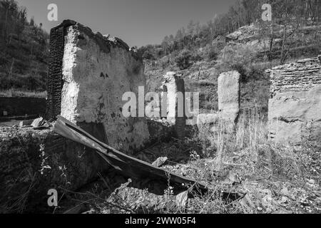 Portugal, District de Coimbra, près de Góis, Coiços, ruines de 'The Goat Hand' montrant des restes de murs de pierre après les incendies dévastateurs de 2017 Banque D'Images