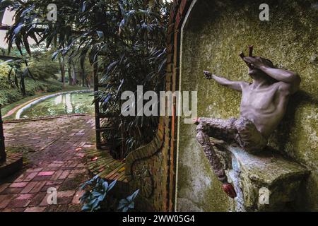 PAN montre le chemin dans un jardin formel Banque D'Images