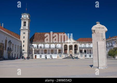 Portugal, province de Beira Litoral, Coimbra, le clocher et via Latina (l'ancien palais royal) avec le dos de la statue du roi João III Banque D'Images