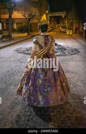 Carcaixent, Valence, Espagne, qui est l'une des Fallas le jour de la Saint Joseph. Le 19 mars de chaque année, les monuments artistiques sont brûlés devant la foule et en présence des mayores Falleras de la Falla, les pompiers aident à assurer que le brûlage est fait correctement. Banque D'Images