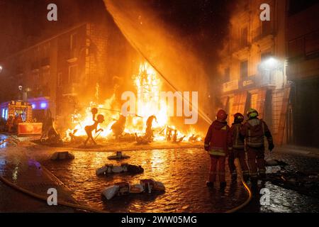 Carcaixent, Valence, Espagne, qui est l'une des Fallas le jour de la Saint Joseph. Le 19 mars de chaque année, les monuments artistiques sont brûlés devant la foule et en présence des mayores Falleras de la Falla, les pompiers aident à assurer que le brûlage est fait correctement. Banque D'Images