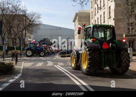 Protestation des agriculteurs. Katowice, Silésie, Pologne, 20 mars 2024. Les agriculteurs polonais bloquent les rues près du bureau provincial. Banque D'Images