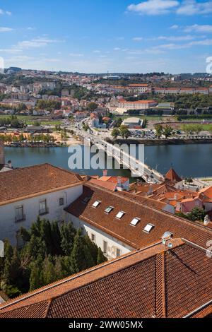 Portugal, province de Beira Litoral, Coimbra, le pont de Santa Clara (Ponte de Santa Clara) sur la rivière Mondego depuis le bâtiment de la via Latina Banque D'Images