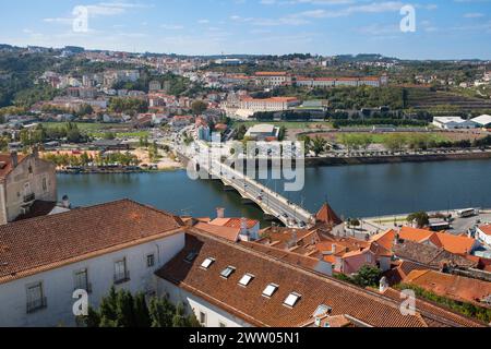 Portugal, province de Beira Litoral, Coimbra, le pont de Santa Clara (Ponte de Santa Clara) sur la rivière Mondego depuis le bâtiment de la via Latina Banque D'Images