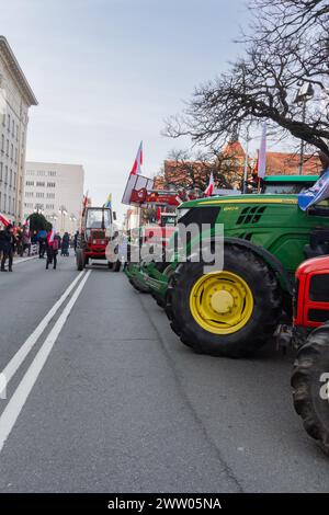 Protestation des agriculteurs. Katowice, Silésie, Pologne, 20 mars 2024. Les agriculteurs polonais bloquent les rues près du bureau provincial. Banque D'Images