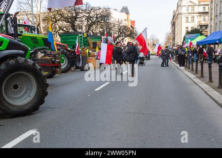 Protestation des agriculteurs. Katowice, Silésie, Pologne, 20 mars 2024. Les agriculteurs polonais bloquent les rues près du bureau provincial. Banque D'Images