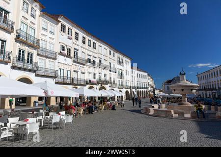 Portugal, région de l'Alentejo, Évora, architecture traditionnelle et la Fontaine sur la place Giraldo Banque D'Images