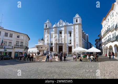 Portugal, région de l'Alentejo, Évora, église Saint Antao (Igreja de Santo Antao) et fontaine de la place Giraldo (fonte da Praca do Giraldo) Banque D'Images