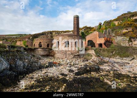 Vestiges d'une ancienne brique abandonnée à Porth Wen sur la côte nord d'Anglesey, au nord du pays de Galles. Banque D'Images