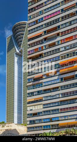 BENIDORM, ESPAGNE - 14 AOÛT 2020 : vue des gratte-ciel de la ville considérée comme Manhattan de l'Espagne. Banque D'Images