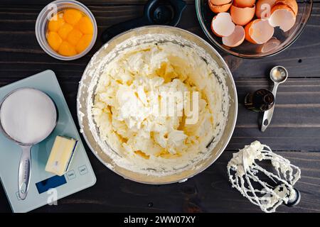 Bol à mélanger rempli de crème au beurre de meringue suisse à la vanille : vue de dessus d'un bol à mélanger rempli de glaçage au beurre de meringue suisse ou de glaçage Banque D'Images