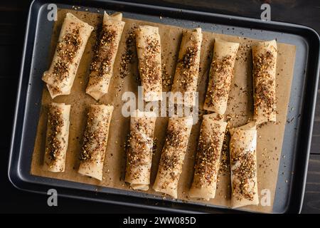 Rouleaux de printemps Za'atar non cuits sur une poêle de feuille : apéritifs de rouleau de printemps avec du fromage halloumi et de la menthe recouverts d'assaisonnement za'atar Banque D'Images