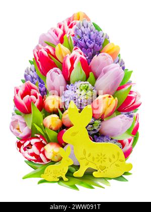 Décoration de Pâques avec tulipes et lapin isolé sur fond blanc Banque D'Images