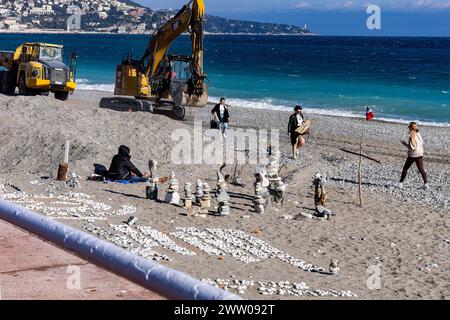 © Francois Glories/MAXPPP - 18/03/2024 le Robinson Cruosé, artiste sans-abri Dahmane Zitouni s'adapte au flux et au reflux des tempêtes ou réhabilite son studio en plein air sur l'une des plages publiques de la Promenade des Anglais, surplombant la Baie des Anges. Nice France. Crédit : MAXPPP/Alamy Live News Banque D'Images