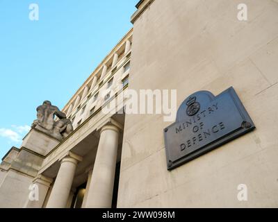 Panneau devant le bâtiment du ministère de la Défense sur Whitehall, Londres, Royaume-Uni Banque D'Images