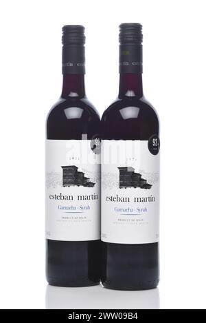 IRVINE, CALIFORNIE - 8 mars 2024 : deux bouteilles de vin Esteban Martin Grenacha-Syrah d'Espagne. Banque D'Images