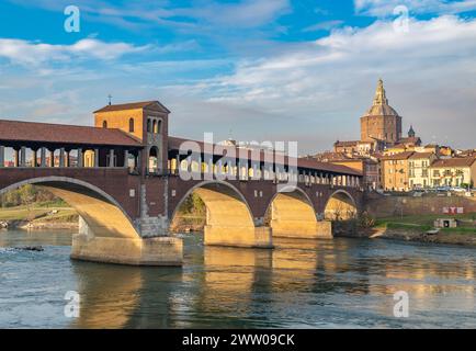 Ponte Coperto ou pont couvert sur le fleuve Tessin à Pavie, Lombardie, italie. Banque D'Images