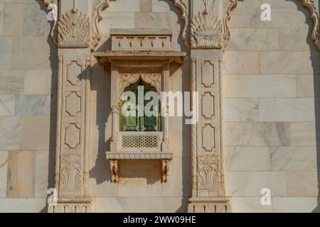 Une fenêtre du mausolée blanc Jaswant Thada à Jodhpur, Rajasthan, Inde Banque D'Images