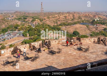 Jodhpur, Inde - décembre 2023 : les gens au vieux canon à poudre du fort de Mehrangarh à Jodhpur, Rajasthan Banque D'Images