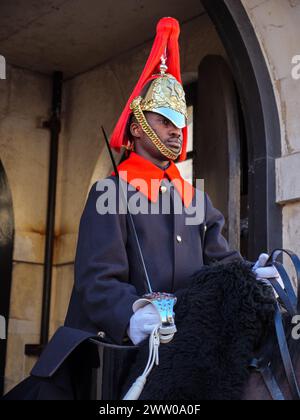 Les Household Cavalry Life Guards en service de garde à Whitehall, Londres, Royaume-Uni Banque D'Images