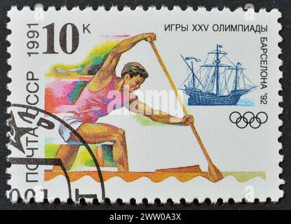 Timbre-poste oblitéré imprimé par l'URSS, qui montre Canoe Racing et 'Santa Maria', Jeux olympiques d'été de Barcelone 1992, vers 1991. Banque D'Images