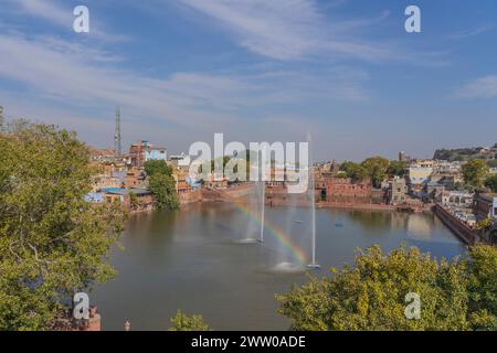 Vue sur le lac Gulab Sagar avec la fontaine à Jodhpur, Rajasthan, Inde Banque D'Images