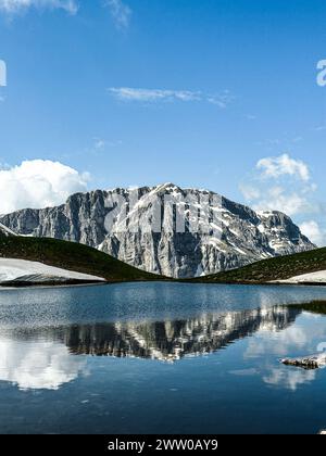 Contemplez la majestueuse montagne Tymfi, culminant à 2 497 mètres, où le mythique lac Dragon repose sereinement à 2 000 mètres d'altitude. Banque D'Images